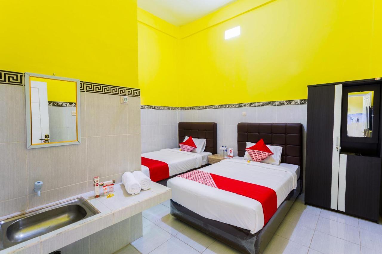 Oyo 1427 Azzahra Guest House Syariah Mataram Exterior foto