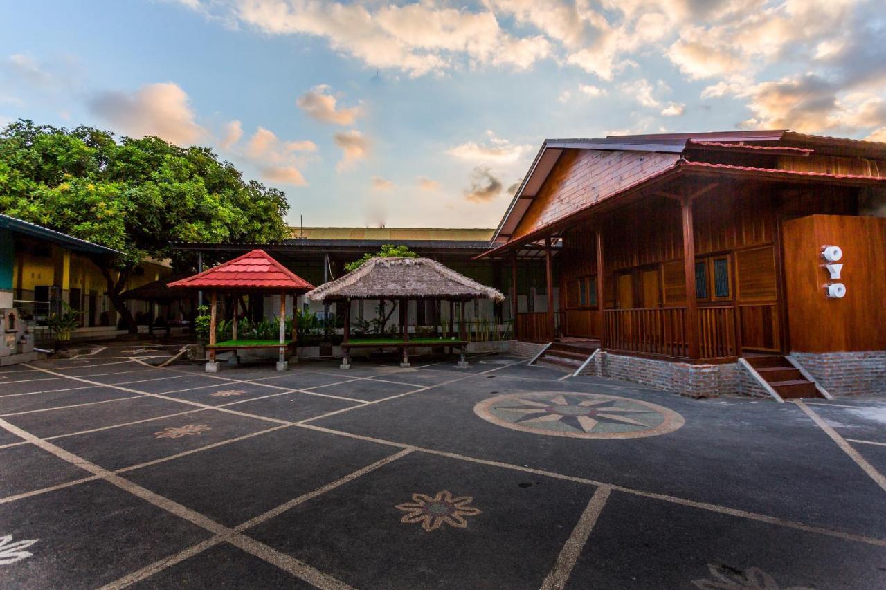 Oyo 1427 Azzahra Guest House Syariah Mataram Exterior foto