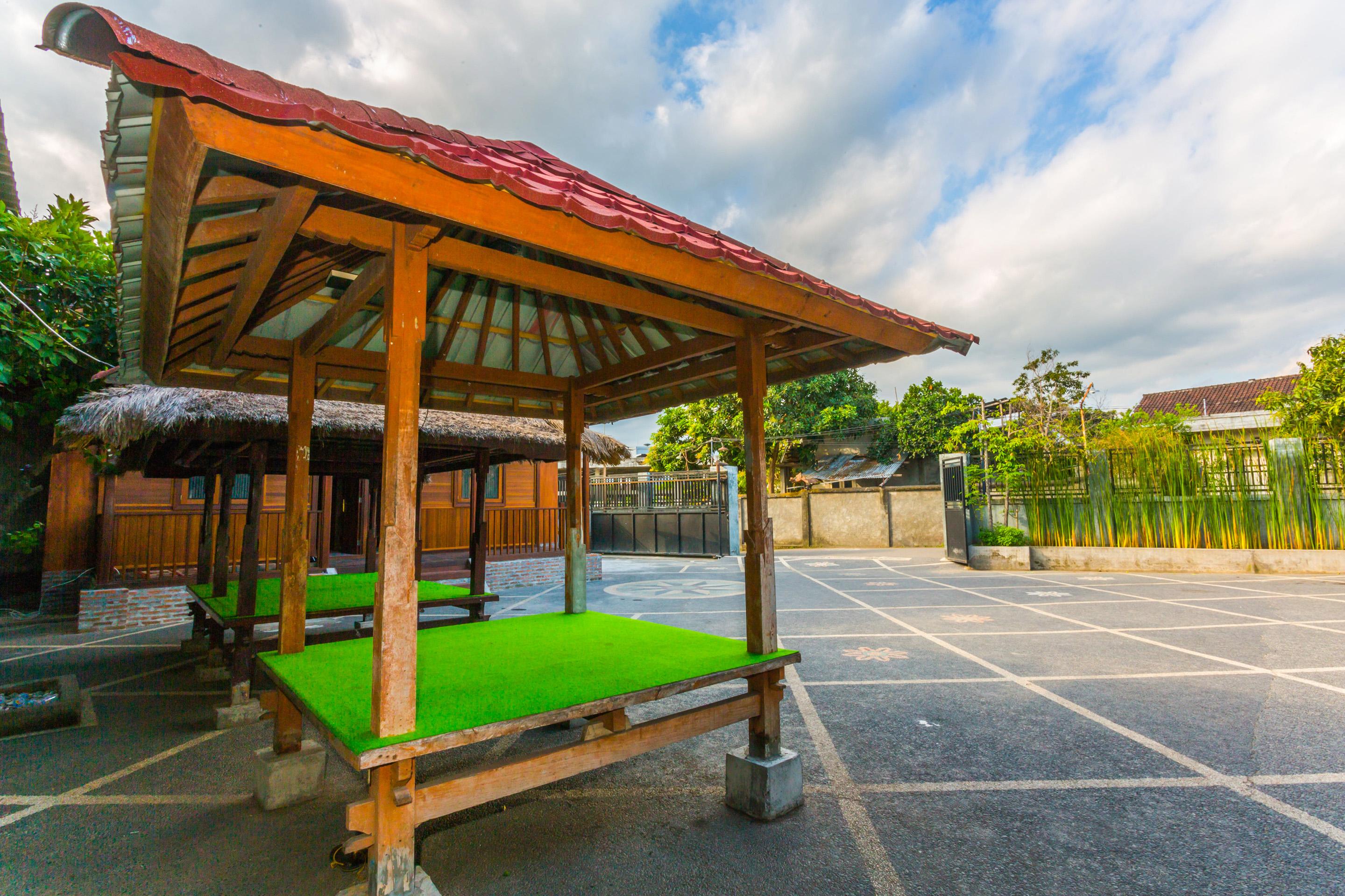 Oyo 1427 Azzahra Guest House Syariah Mataram Exterior foto