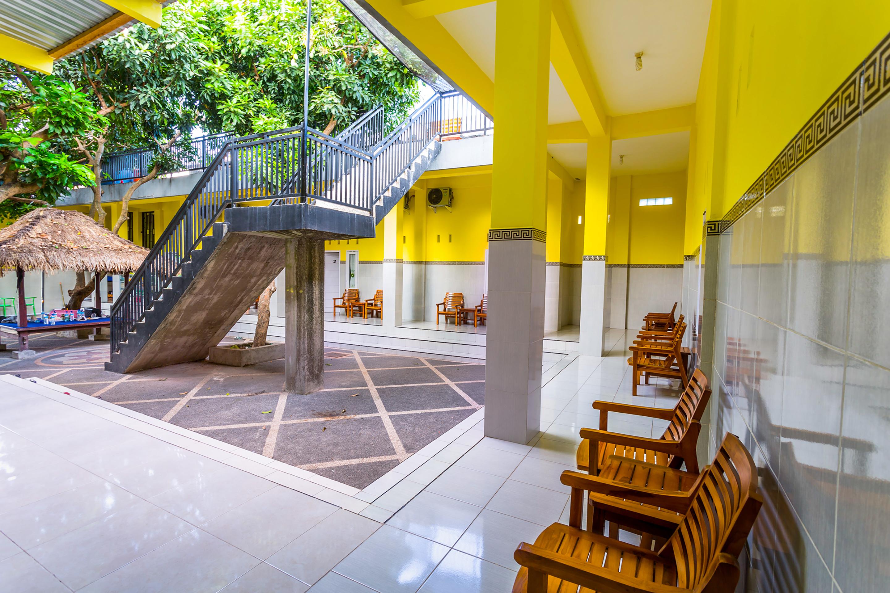 Oyo 1427 Azzahra Guest House Syariah Mataram Exterior foto