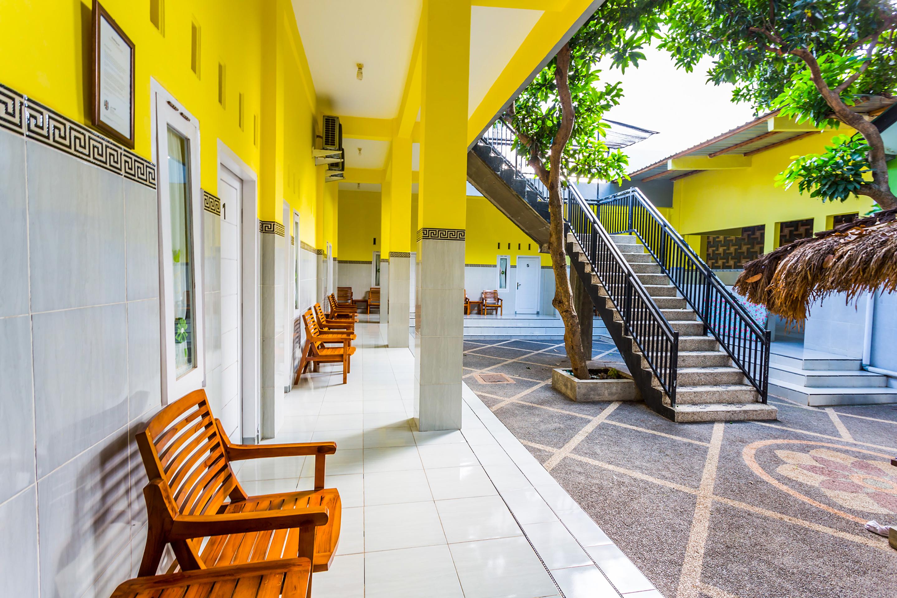Oyo 1427 Azzahra Guest House Syariah Mataram Exterior foto