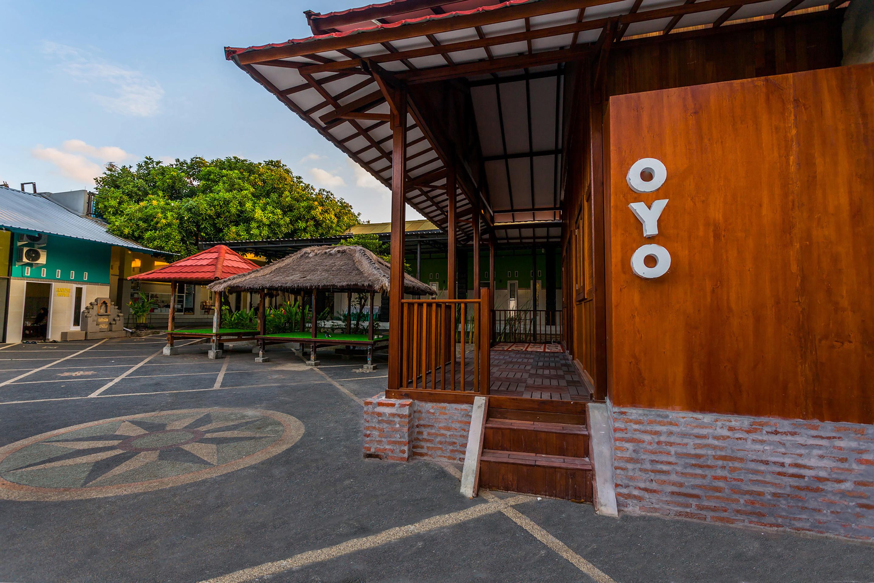 Oyo 1427 Azzahra Guest House Syariah Mataram Exterior foto