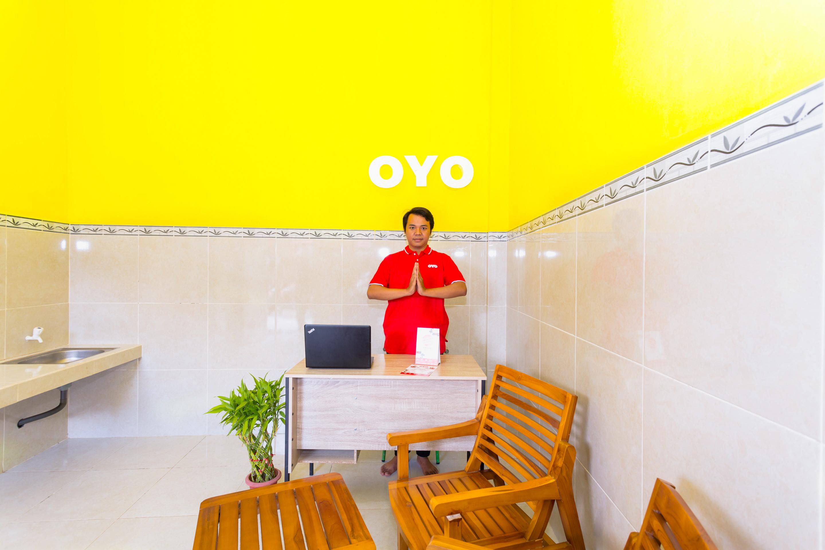 Oyo 1427 Azzahra Guest House Syariah Mataram Exterior foto