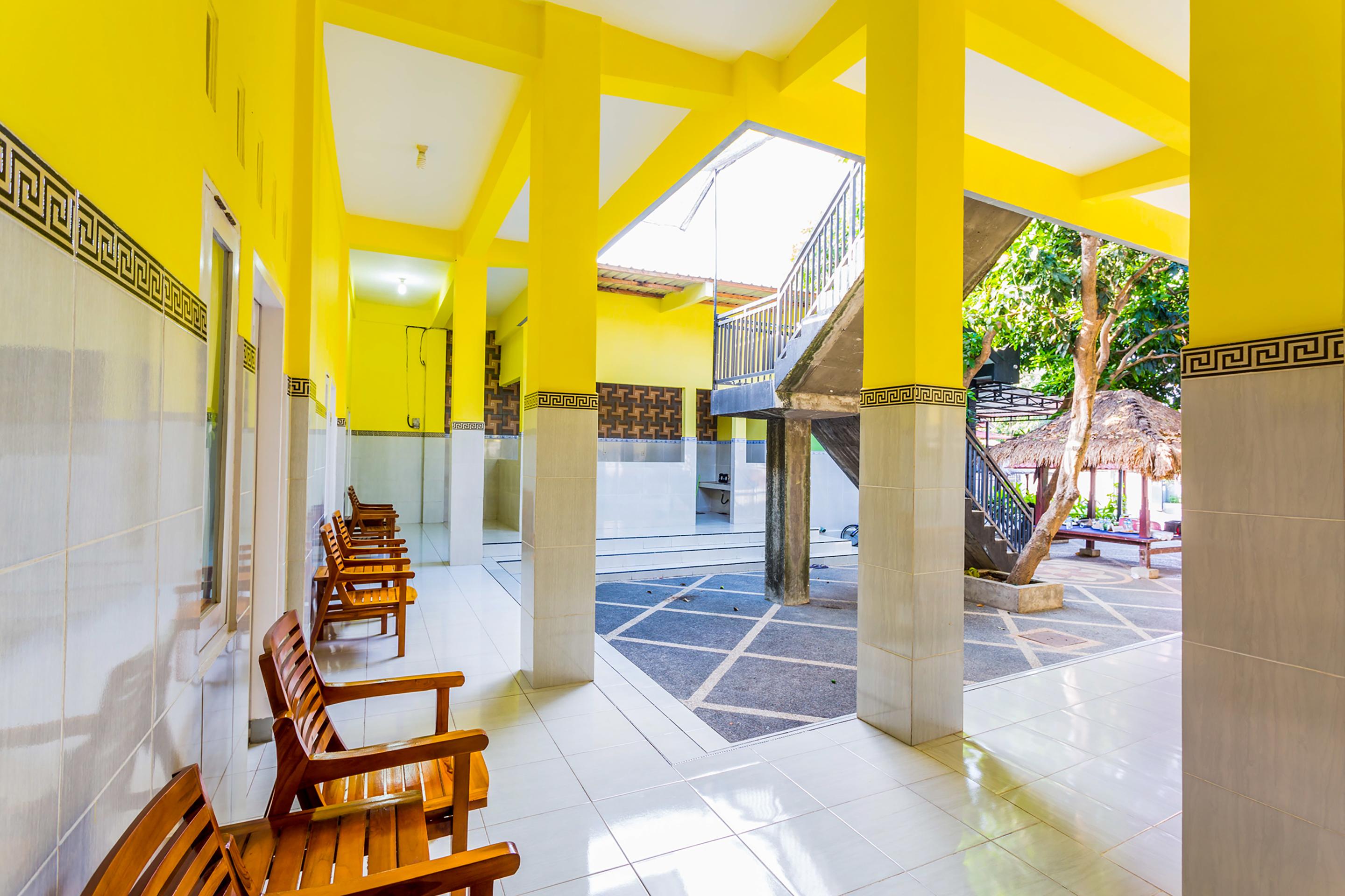 Oyo 1427 Azzahra Guest House Syariah Mataram Exterior foto