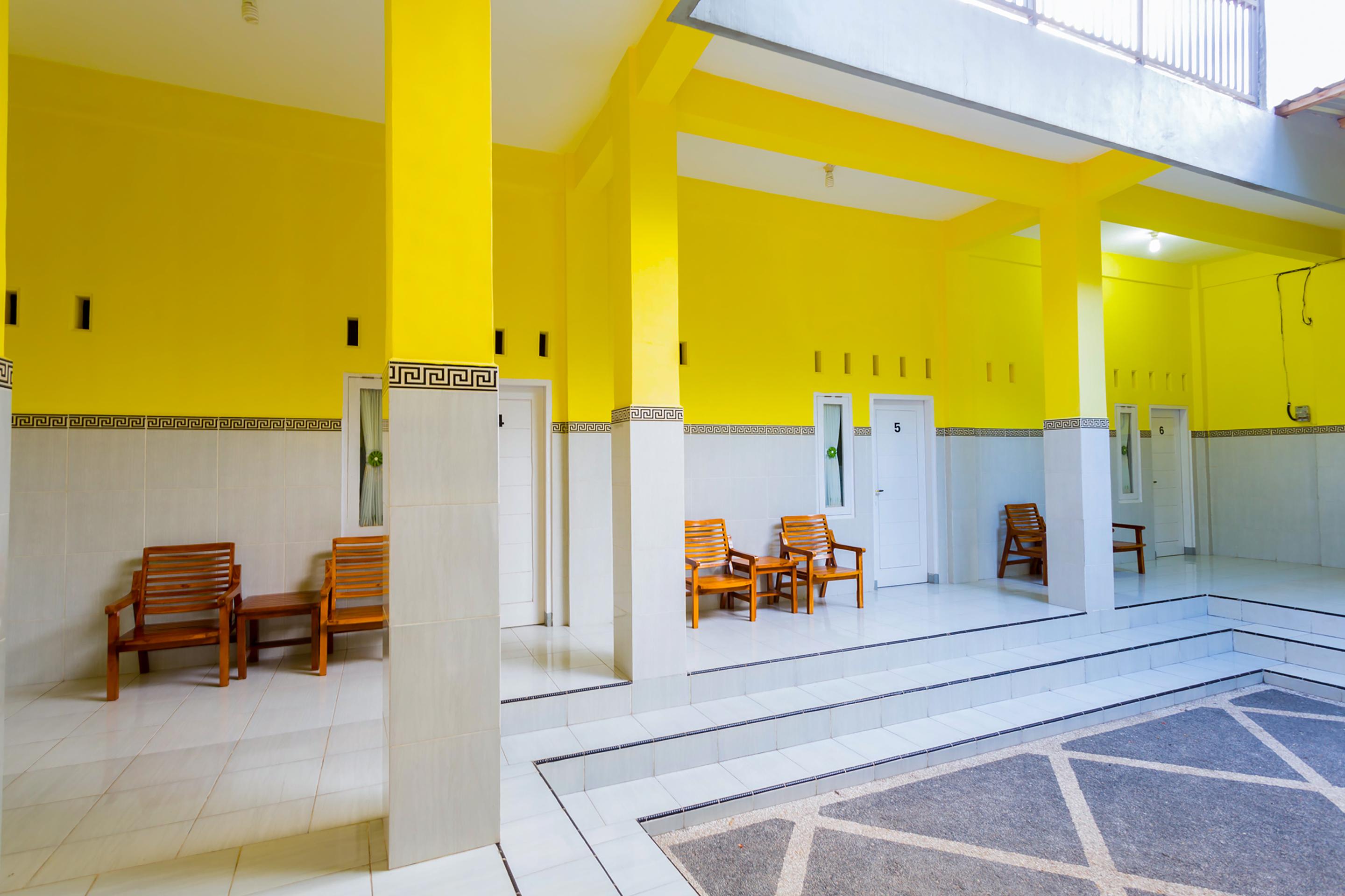 Oyo 1427 Azzahra Guest House Syariah Mataram Exterior foto