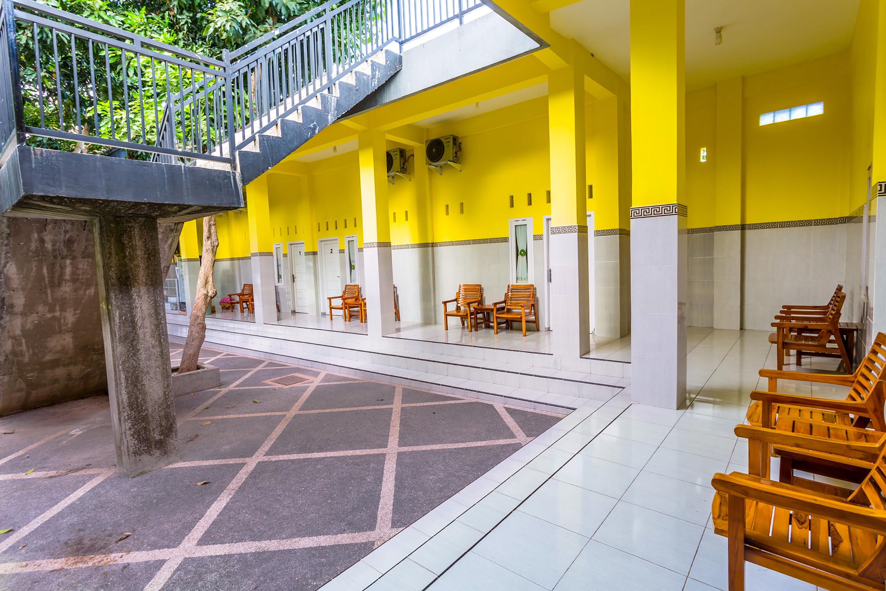 Oyo 1427 Azzahra Guest House Syariah Mataram Exterior foto